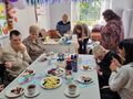 uczeń z mama nauczycielkami i kolegami przy stole