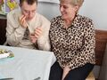 uczeń ze swoją mamą siedzą przy stole