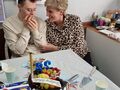 urodzinowy uczeń siedzi przy stole z mamą