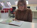 1. Pani bibliotekarka czyta wychowankom. 