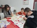 4. Wychowankowie wykonują pracę plastyczną z pomocą nauczyciela. 