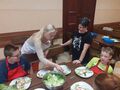 Uczniowie dietetyk i nauczyciel robią kanapki