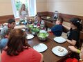 Uczniowie w jadalni przygotowują kolorową sałatkę 