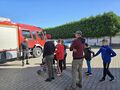 1. Uczniowie słuchają pana strażaka 
