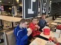 11. Uczniowie spożywaja posiłek w restauracji McDonalds 
