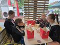 12. Uczniowie spożywaja posiłek w restauracji McDonalds 