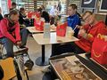 13. Uczniowie spożywaja posiłek w restauracji McDonalds 