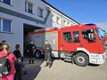 2. Strażacy opowiadają uczniom o swojej codziennej pracy 