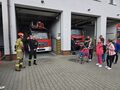 7. Strażacy opowiadają uczniom o swojej pracy 