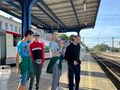 uczniowie stoją na peronie i czekaja za pociągiem