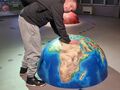 uczeń pozuje do zdjęcia na wystawie Copernicus dotyka planetę Ziemia