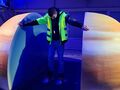 uczeń w butach grawitacyjnych pozuje do zdjęcia w przekroju jednej z planet