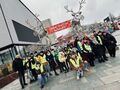 uczniowie i nauczyciele na Jarmarku Bożonarodzeniowym pozują do zdjęcia