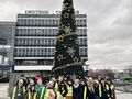 uczniowie i nauczyciele pozują do zdjęcia przy choince na Targach Poznanńskich