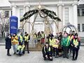 uczniowie i nauczyciele pozują do zdjęcia przy szopce betlejemskiej na Targach Poznańskich