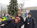 uczniowie na Jarmarku Bożonarodzeniowym przy choince