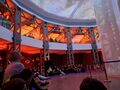 uczniowie oglądają multimedialne show w Copernicus Stacja Kosmiczna w Poznaniu