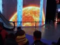 uczniowie siedzą i oglądają multimedialne show Copernicus