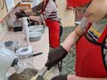 uczeń ubijaza pomocą miksera masę na mufinki