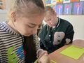 1.Dziewczynka obiera ziemniaka
