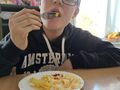 11. Uczeń je frytki.