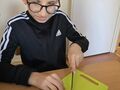 6. Uczeń kroi ziemniaka.
