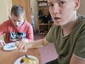 9. Degustacja frytek, uczniowie siedzą przy stole