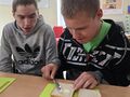 3. Chłopiec smaruje chleb kolega obok się przygląda 