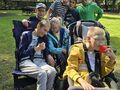 2. Grupa dzieci pozuje do wspólnego zdjęcia