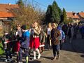5.Uczniowie wraz z nauczycielami idą w marszu patriotycznym 