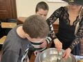 6 uczeń leje wosk razem z nauczycielką