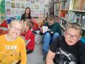 uczniowie słuchają regulaminu obowiązującego w bibliotece