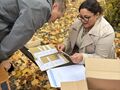 Pani nauczyciela czyta zdania a uczeń szuka odpowiedniego obrazka 