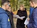 Pani nauczyciela stoi i czyta tekst a uczniowie odpowiadają 