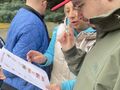 Uczeń razem z panią rozwiązuja wspólnie zadanie 
