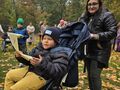 Uczeń siedzi w wózku i trzyma dyplom 
