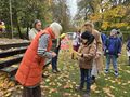 Wychowawczyni podchodzi z uczniem do pani dyrektor po odbiór dyplomu 