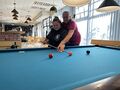 Uczennica przy pomocy trenera wbija bilę 1