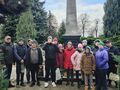 uczniowie przy Pomniku Poległym w Służbie Ojczyzny