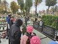 uczniowie przy grobie Żołnierzy Podziemia Niepodległościowego