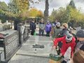 uczniowie przy grobie Żołnierzy Podziemia Niepodległościowego zapalają znicze
