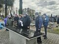 uczniowie przy mogile żołnierzy poległych w obronie ojczyzny
