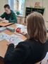 uczniowie wypelniaja karte pracy o emocjach