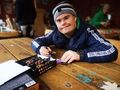 uczeń wykonuje pracę plastyczną