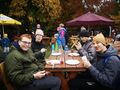 uczniowie jedzą kiełbaski