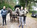 uczniowie stoją przy konikach polskich