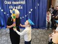 Pani Dyrektor gratuluje uczniowi podczas pasowania na ucznia