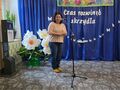Zdjęcie przedstawia Panią która jest Przewodniczącą Rady Rodziców. Pani stoi przy mikrofonie 