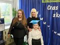 pani Dyrektor uczennica oraz mama uczennicy pozują do zdjęcia stoją w holu