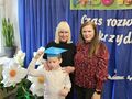 pani Dyrektor uczeń oraz mama ucznia pozują do zdjęcia stoją w holu